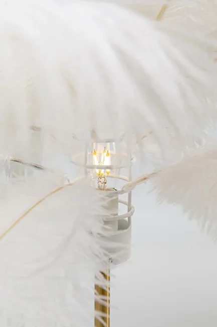 KARE DESIGN Feather Palm bordlampe - hvit strutsefjr og messingstl