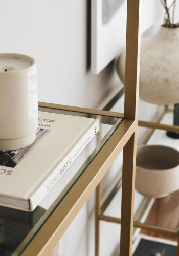 FUNZI LIVING K101 Bücherregal mit 5 Regalen – gehärtetes Glas und goldenes Metall