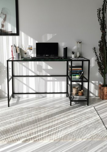 NORDVÄRK Master-Schreibtisch, mit 2 Regalen – Glas und schwarzes Metall (130x60)