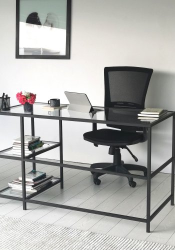 NORDVÄRK Master-Schreibtisch, mit 2 Regalen – Glas und schwarzes Metall (130x60)