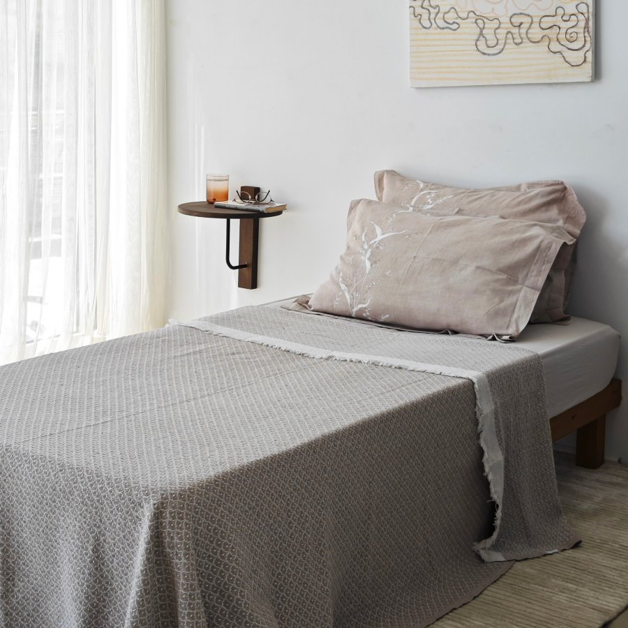 NORDVÄRK Reve vegghylle - valnttfarget tre og sort metall