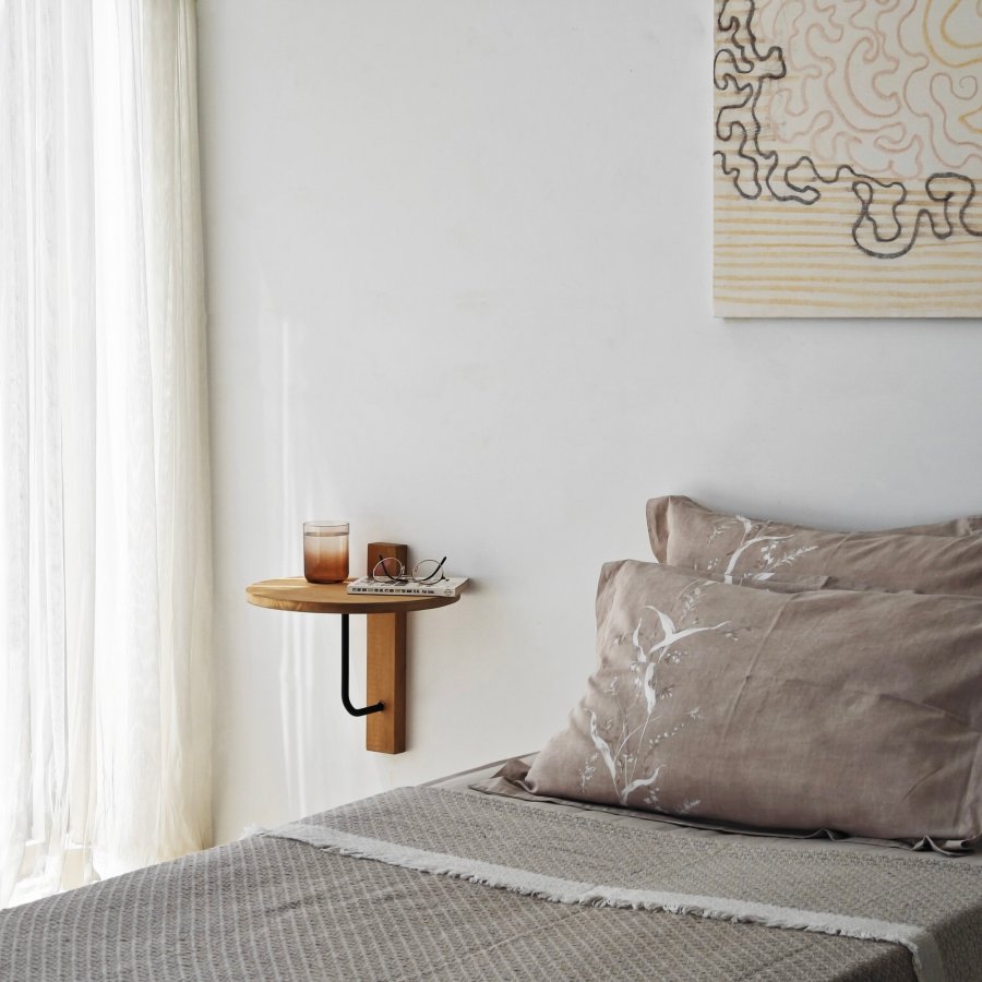 NORDVÄRK Reve vegghylle - naturlig eik og sort metall