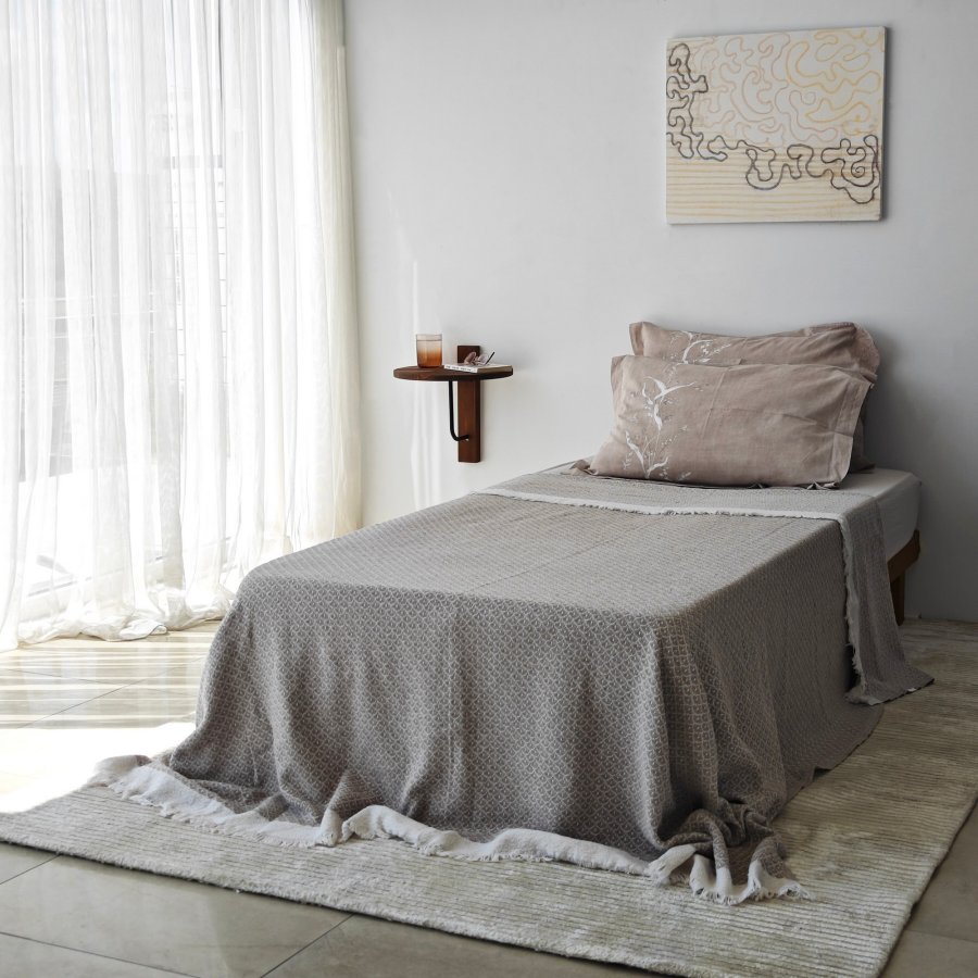 NORDVRK Reve vegghylle - kastanjetre og sort metall