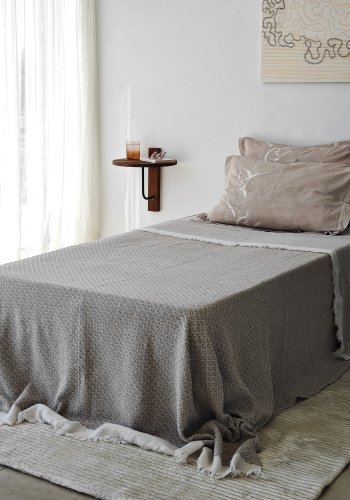 NORDVRK Reve vegghylle - kastanjetre og sort metall