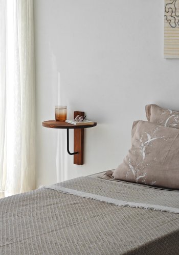 NORDVRK Reve vegghylle - kastanjetre og sort metall