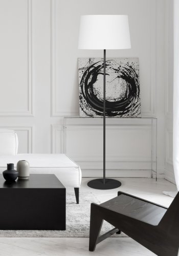 TK Maja gulvlampe - hvitt stoff og sort metall