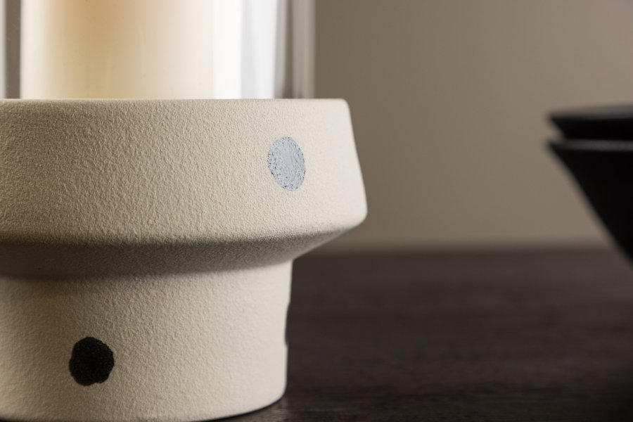 VENTURE DESIGN Davida Kerzenständer, rund – klares Glas und weiß/schwarz gepunktetes Steingut (15xH29)