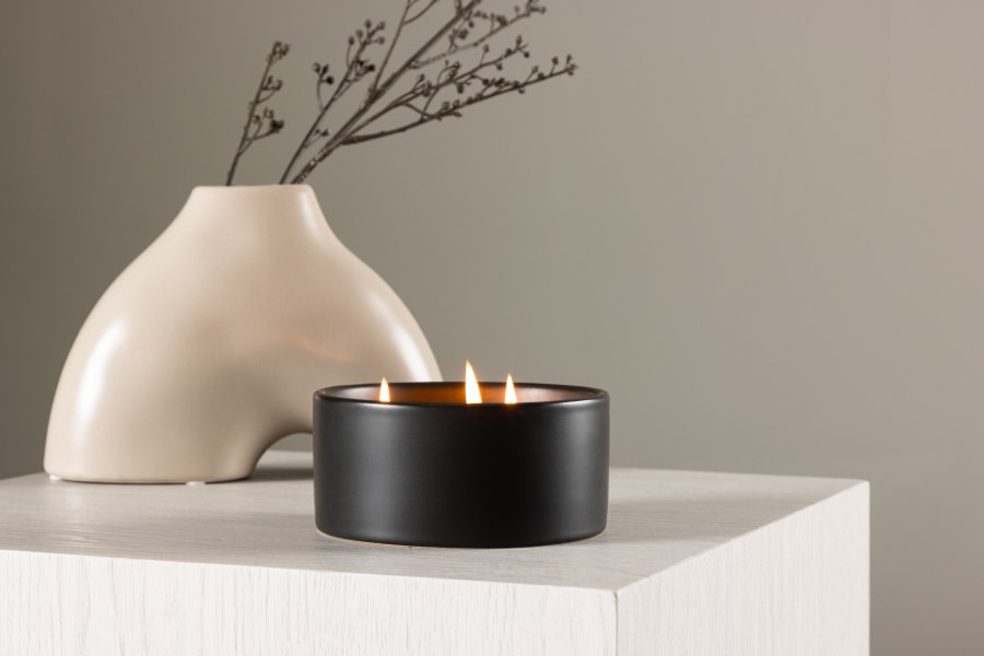 VENTURE DESIGN Douglas Duftkerze, rund – 25 % Sojawachs, 25 % Paraffin, schwarze Keramik (D13 x H6)