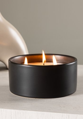 VENTURE DESIGN Douglas Duftkerze, rund – 25 % Sojawachs, 25 % Paraffin, schwarze Keramik (D13 x H6)