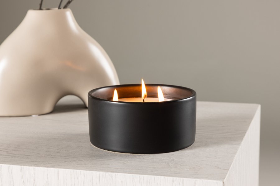 VENTURE DESIGN Douglas Duftkerze, rund – 25 % Sojawachs, 25 % Paraffin, schwarze Keramik (D13 x H6)