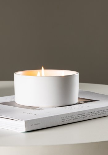 VENTURE DESIGN Douglas Duftkerze, rund – 25 % Sojawachs, 25 % Paraffin, weiße Keramik (D13 x H6)