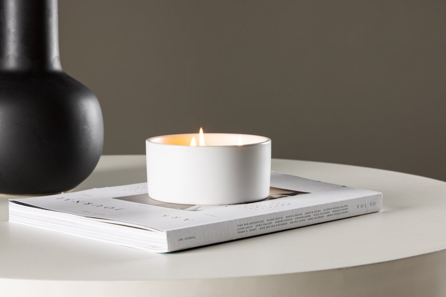 VENTURE DESIGN Douglas Duftkerze, rund – 25 % Sojawachs, 25 % Paraffin, weiße Keramik (D13 x H6)