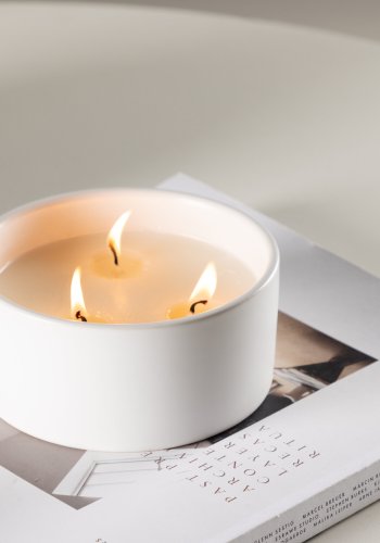 VENTURE DESIGN Douglas Duftkerze, rund – 25 % Sojawachs, 25 % Paraffin, weiße Keramik (D13 x H6)