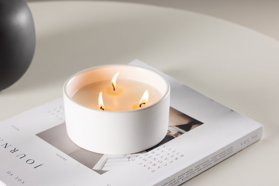 VENTURE DESIGN Douglas Duftkerze, rund – 25 % Sojawachs, 25 % Paraffin, weiße Keramik (D13 x H6)