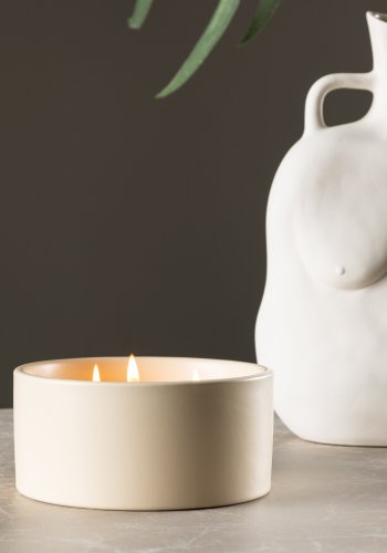 VENTURE DESIGN Douglas Duftkerze, rund – 25 % Sojawachs, 25 % Paraffin, beige Keramik (D13 x H6)