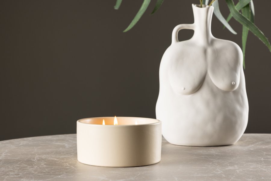 VENTURE DESIGN Douglas Duftkerze, rund – 25 % Sojawachs, 25 % Paraffin, beige Keramik (D13 x H6)