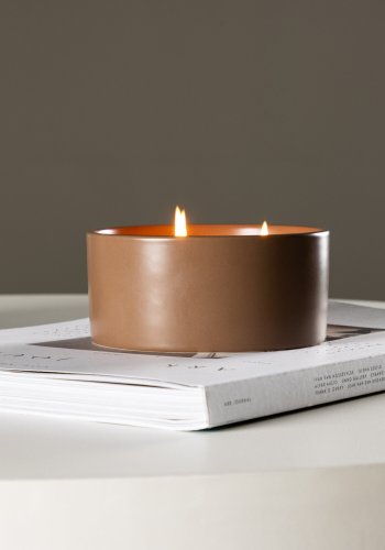 VENTURE DESIGN Douglas Duftkerze, rund – 25 % Sojawachs, 25 % Paraffin, braune Keramik (D13 x H6)