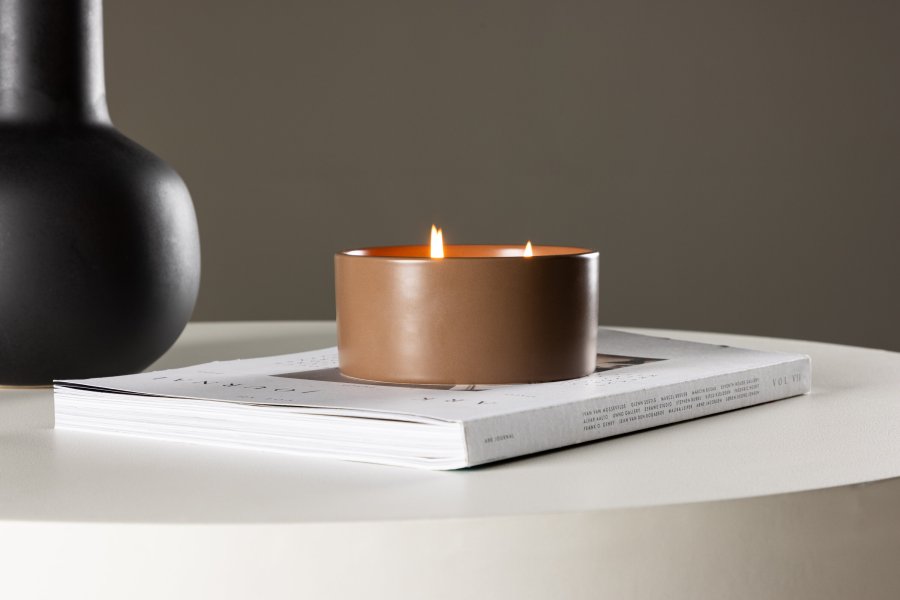 VENTURE DESIGN Douglas Duftkerze, rund – 25 % Sojawachs, 25 % Paraffin, braune Keramik (D13 x H6)