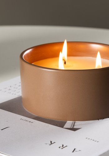 VENTURE DESIGN Douglas Duftkerze, rund – 25 % Sojawachs, 25 % Paraffin, braune Keramik (D13 x H6)