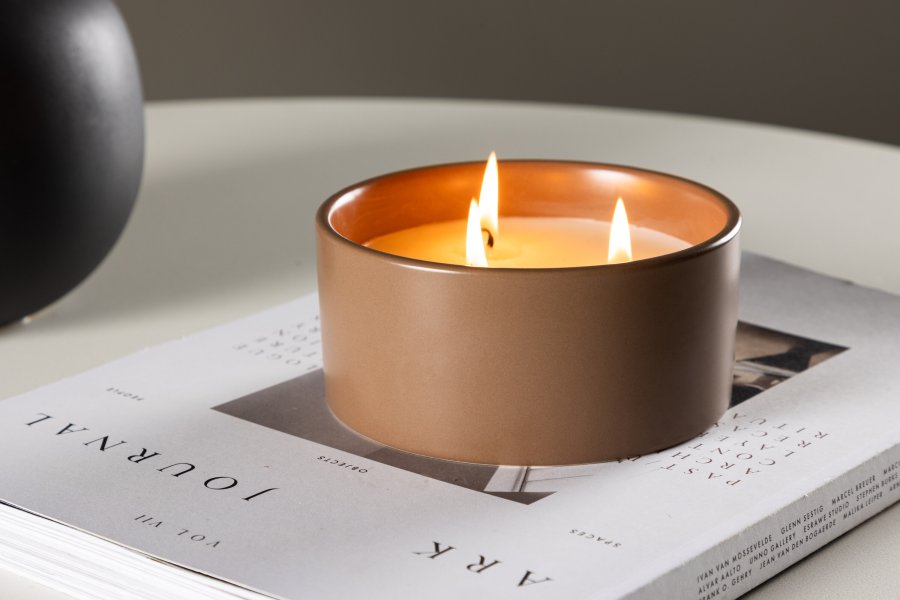 VENTURE DESIGN Douglas Duftkerze, rund – 25 % Sojawachs, 25 % Paraffin, braune Keramik (D13 x H6)