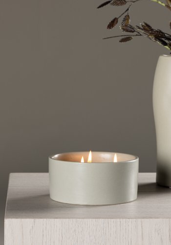 VENTURE DESIGN Douglas Duftkerze, rund – 25 % Sojawachs, 25 % Paraffin, hellgraue Keramik (D13 x H6)