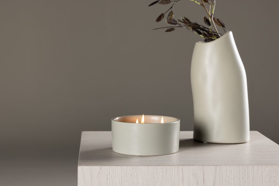 VENTURE DESIGN Douglas Duftkerze, rund – 25 % Sojawachs, 25 % Paraffin, hellgraue Keramik (D13 x H6)
