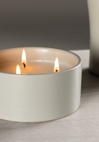 VENTURE DESIGN Douglas Duftkerze, rund – 25 % Sojawachs, 25 % Paraffin, hellgraue Keramik (D13 x H6)