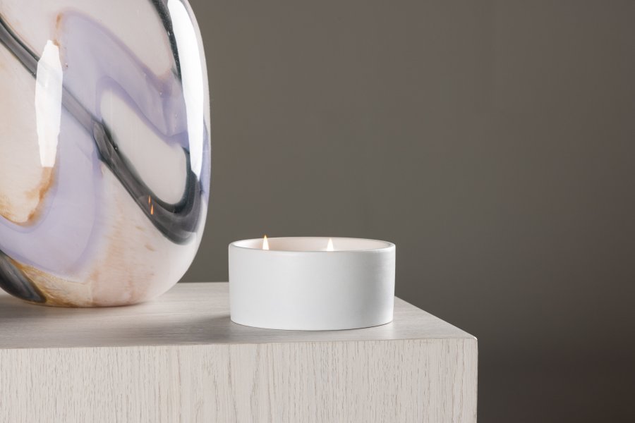 VENTURE DESIGN Douglas Duftkerze, rund – 25 % Sojawachs, 25 % Paraffin, cremefarbene Keramik (D13 x H6)