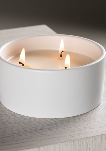 VENTURE DESIGN Douglas Duftkerze, rund – 25 % Sojawachs, 25 % Paraffin, cremefarbene Keramik (D13 x H6)