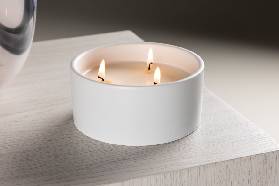 VENTURE DESIGN Douglas Duftkerze, rund – 25 % Sojawachs, 25 % Paraffin, cremefarbene Keramik (D13 x H6)