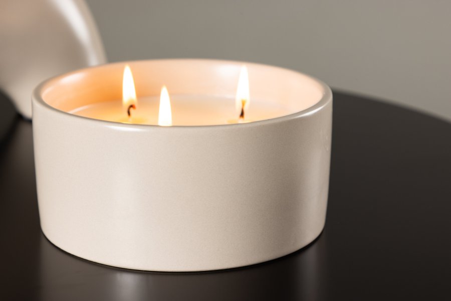VENTURE DESIGN Douglas duftlys, rundt - 25 % soyavoks, 25 % parafin, beige keramikk (D13xH6)