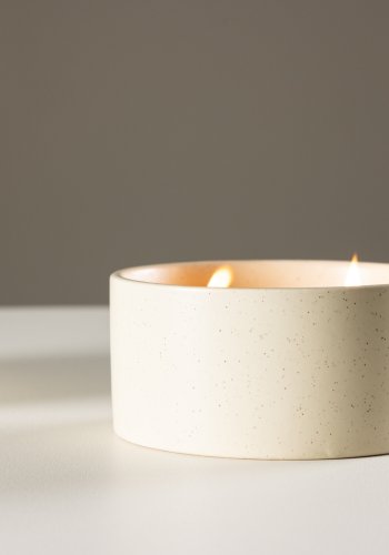 VENTURE DESIGN Douglas Duftkerze, rund – 25 % Sojawachs, 25 % Paraffin, beige/schwarze Punktkeramik (D13 x H6)