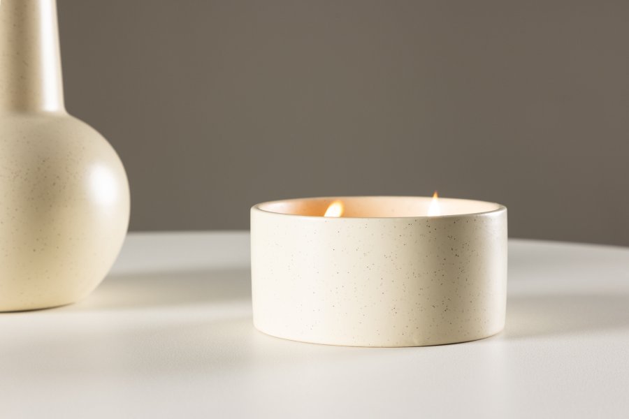 VENTURE DESIGN Douglas Duftkerze, rund – 25 % Sojawachs, 25 % Paraffin, beige/schwarze Punktkeramik (D13 x H6)