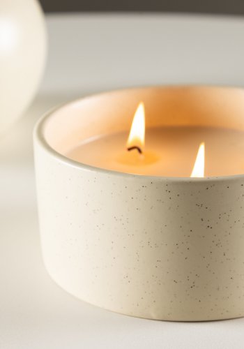 VENTURE DESIGN Douglas Duftkerze, rund – 25 % Sojawachs, 25 % Paraffin, beige/schwarze Punktkeramik (D13 x H6)