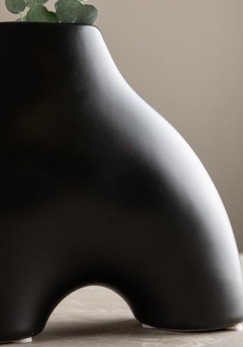 VENTURE DESIGN Kento vase - svart steinty (21x8x15H)