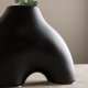 VENTURE DESIGN Kento vase - svart steinty (21x8x15H)