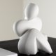 VENTURE DESIGN Floda-Skulptur – weißes Steingut (11 x 9 x 14 H)