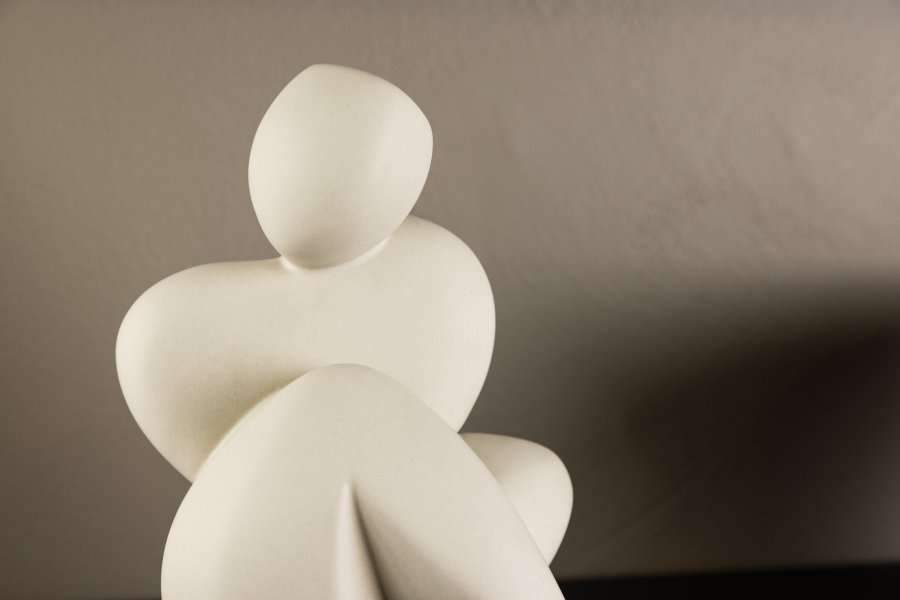 VENTURE DESIGN Floda-Skulptur – hellgraues Steingut (11 x 9 x 14 H)