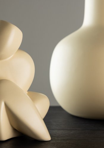 VENTURE DESIGN Floda-Skulptur – hellgelbes Steingut (11 x 9 x 14 H)