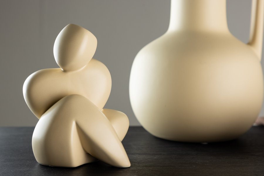 VENTURE DESIGN Floda-Skulptur – hellgelbes Steingut (11 x 9 x 14 H)