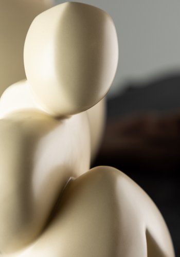 VENTURE DESIGN Floda-Skulptur – hellgelbes Steingut (11 x 9 x 14 H)