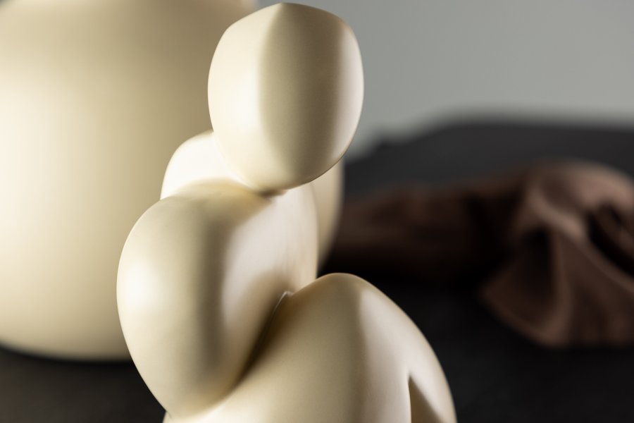 VENTURE DESIGN Floda-Skulptur – hellgelbes Steingut (11 x 9 x 14 H)