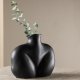 VENTURE DESIGN Harvey Vase – mattschwarzes Steingut (17 x 10 x 15 H)