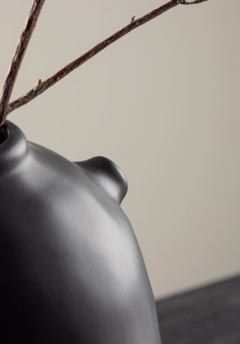VENTURE DESIGN Madi vase, rund svart steinty (17x17x28H)