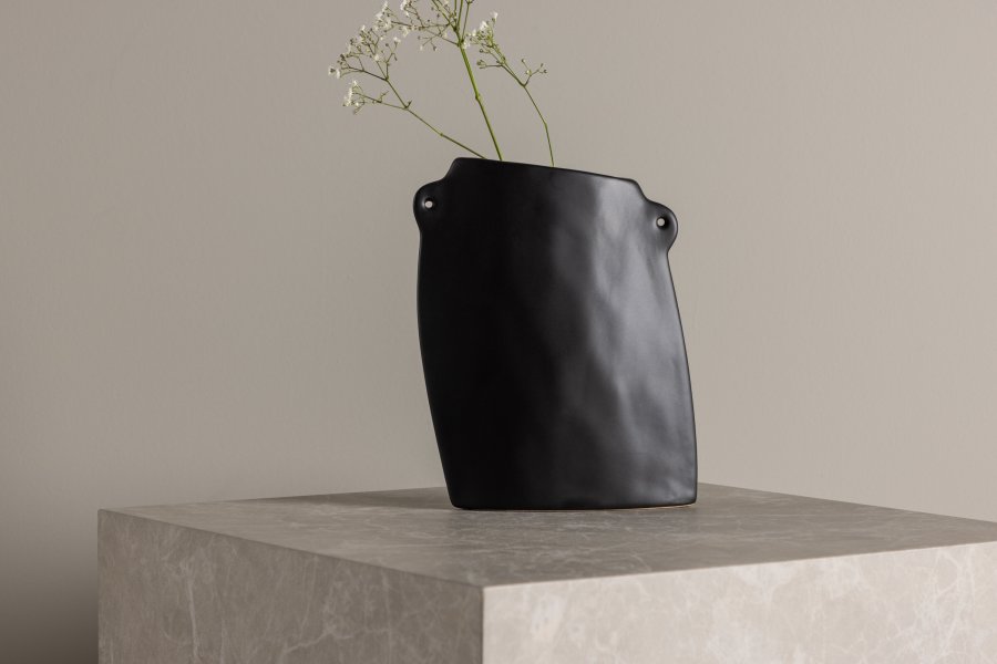 VENTURE DESIGN Vase, m. 2 hndtak - matt sort steinty (14x5x21H)