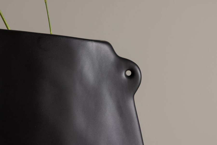 VENTURE DESIGN Vase, m. 2 hndtak - matt sort steinty (14x5x21H)