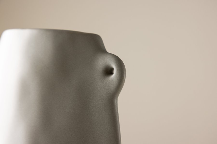 VENTURE DESIGN Vase, m. 2 hndtak - mrkegr steinty (14x5x21H)