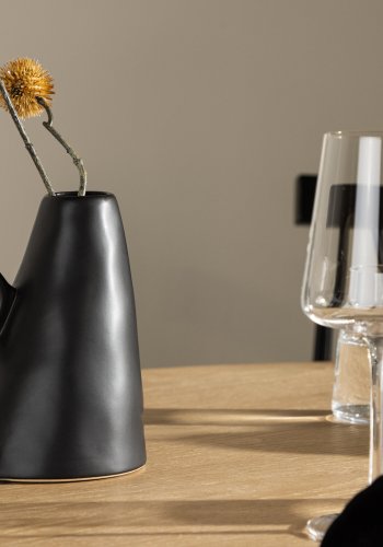 VENTURE DESIGN Ovy vase, m. 1 hndtak - matt svart steinty (14x13x17H)