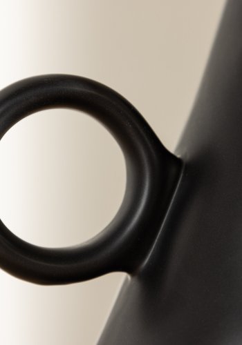 VENTURE DESIGN Ovy vase, m. 1 hndtak - matt svart steinty (14x13x17H)