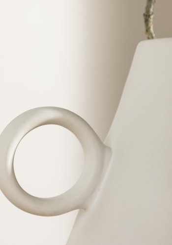 VENTURE DESIGN Ovy vase, m. 1 hndtak - hvitt steinty (14x13x17H)